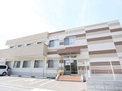 明るい外観の建物