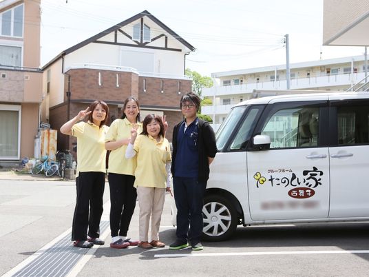 笑顔のスタッフと車両