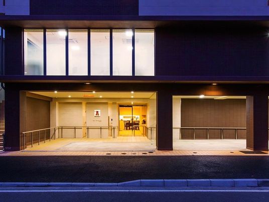 施設のエントランス外観