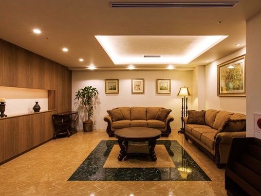 落ち着いた色合いのロビー