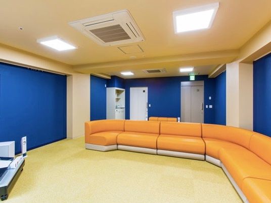 カラフルな共有ラウンジ