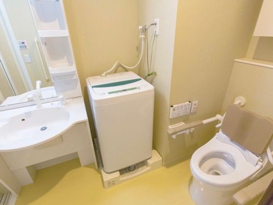 清潔感のあるトイレと洗面台