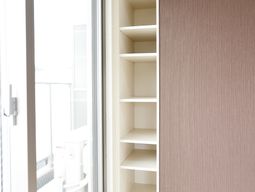 白い棚と窓の居室