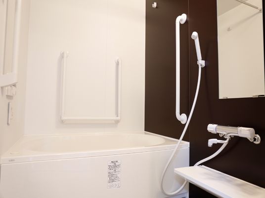 バリアフリー設計の浴室