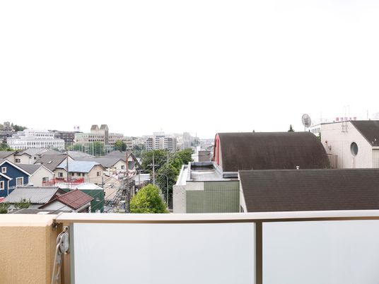 都市の景色が見えるバルコニー