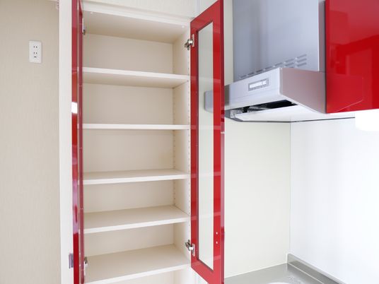 赤い扉のクローゼット空間