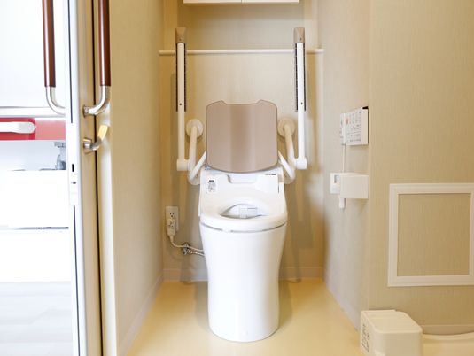 バリアフリー設計のトイレ