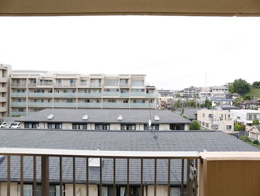 都市の中の建物外観
