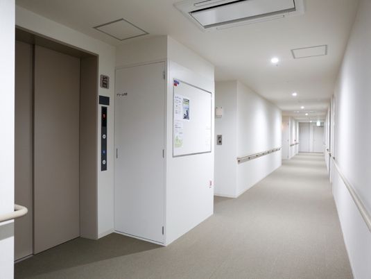 清潔な施設の廊下