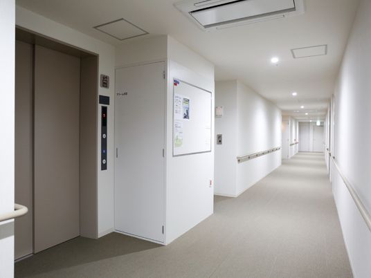 清潔な施設の廊下