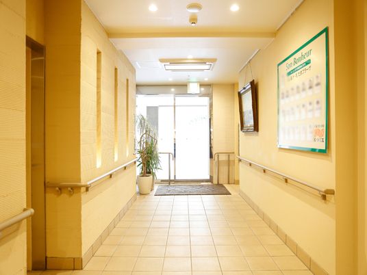 廊下と案内掲示板