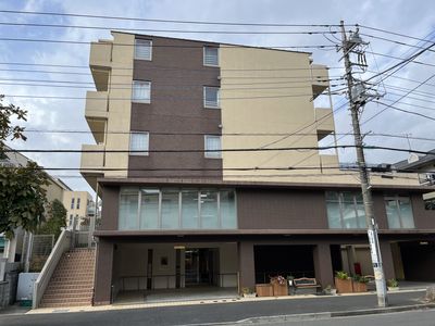 茶色系の建物の外観