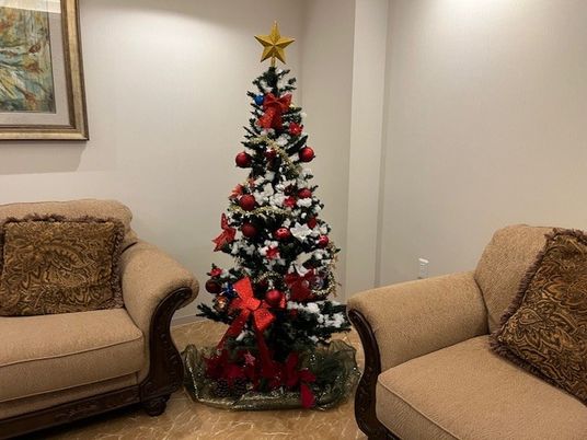 クリスマスツリーのあるラウンジ  