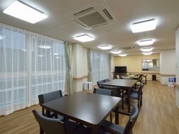 広々とした明るい食堂
