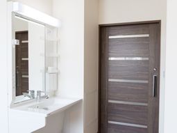 清潔な洗面台と入口