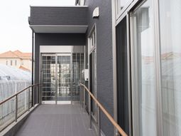 モダンな建物のエントランス