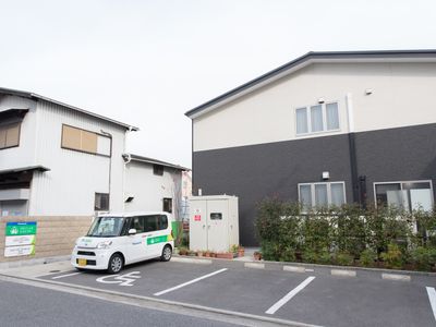 明るい外観の建物