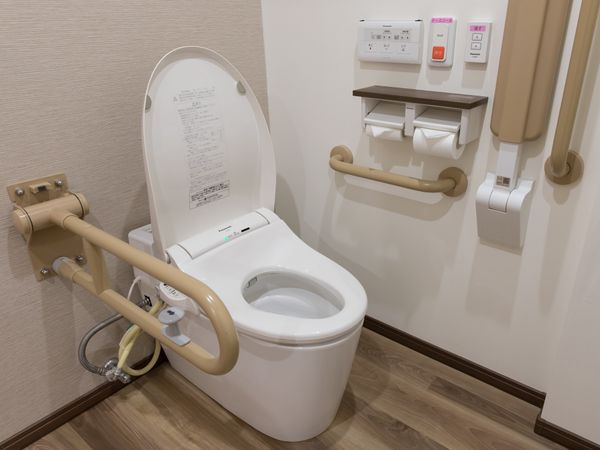 手すり付き清潔なトイレ