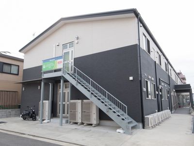 モダンな施設の外観
