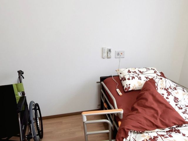 明るい個室と車椅子 居室 広々とした居室は、機能的な家具が整い、快適な生活を支援します。リラックスして過ごせる空間が、新しい日々のスタートにふさわしい環境を提供します。