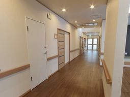 明るく清潔な廊下