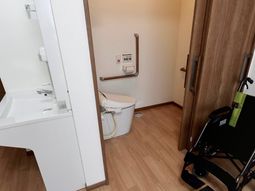 バリアフリートイレと車椅子