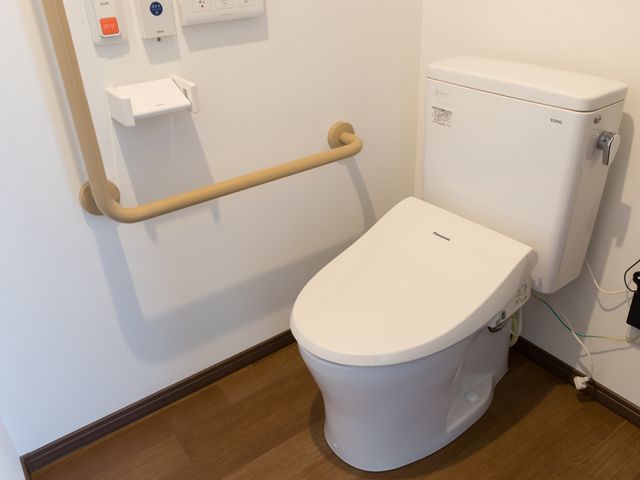バリアフリートイレ トイレ 安全に配慮されたトイレは、手すりが設置されており、日々の生活に安心を提供します。利用者の自立を支える設備が整っています。