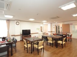 明るい共用ラウンジ