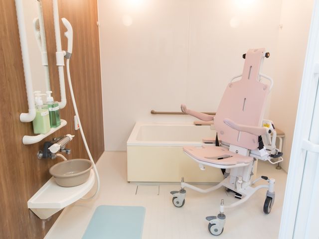 バリアフリー設計の浴室 浴室 床の滑りにくい素材や手すりが備わり、安心してご利用いただけるバリアフリー浴室です。移乗用の椅子も整っております。