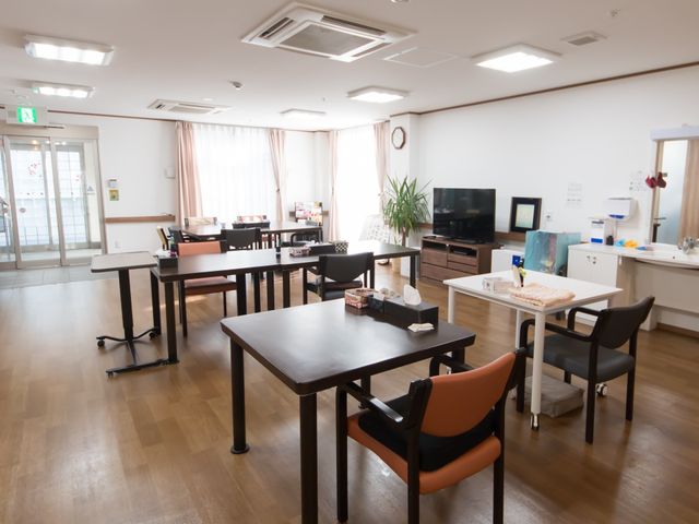 共用リビングの日常風景 共有スペース 広々としたリビングで、ゆったりとした時を過ごすことができます。椅子やテーブルが整えられ、コミュニケーションの場としても機能しています。