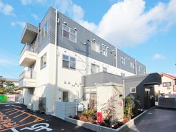 明るい日差しの施設外観