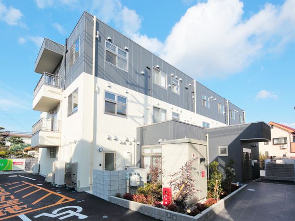 明るい日差しの施設外観