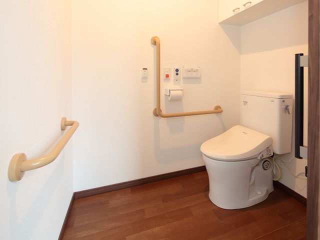 バリアフリートイレ トイレ 手すり付きのトイレは、サポートが必要な方も安心してご利用いただける設計です。明るく清潔感のある空間が保たれています。