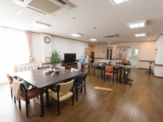 共用スペースの居心地良さ 食堂 ゆったりとした食堂では、テレビを視聴したり、食事を楽しんだりすることができ、明るく開放的な雰囲気が広がっています。