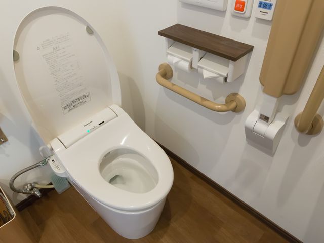 バリアフリートイレ設備 トイレ 安全手すり付きの清潔なトイレは、利用者の快適さを配慮した設計です。ケアが必要な方にも安心してご利用いただけます。
