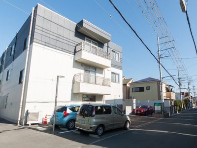 明るい日差しの外観
