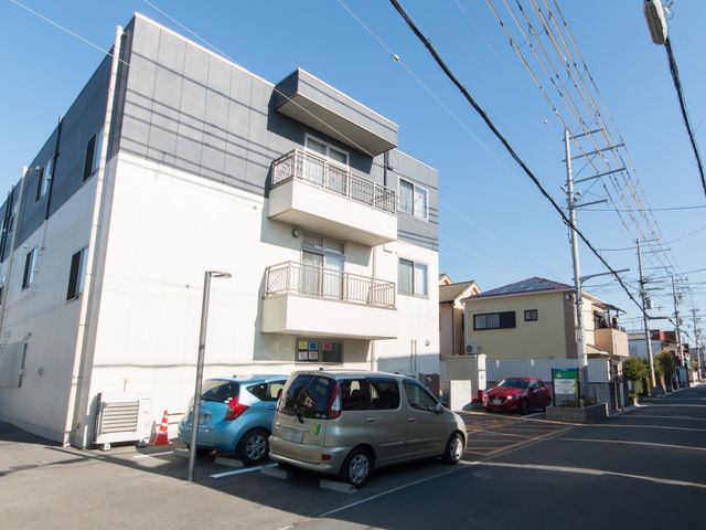 明るい日差しの外観 外観 清潔感のある建物の前には専用の駐車スペースも完備されており、アクセスも良好です。
