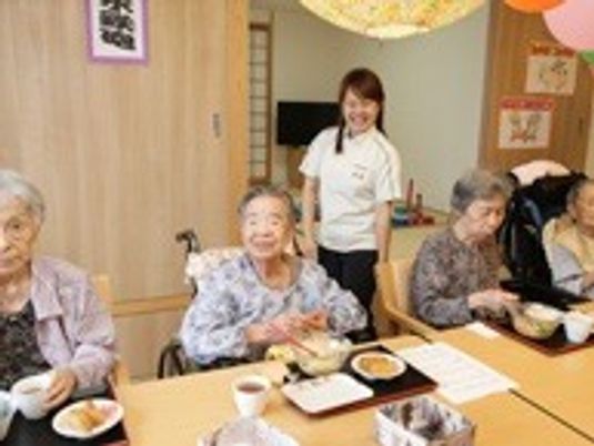 食事時間のダイニングルーム