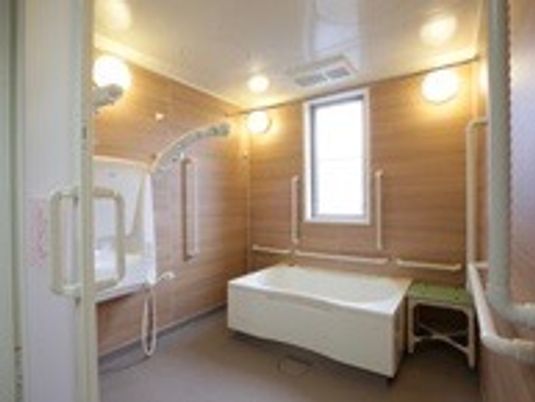 バリアフリー設計の浴室