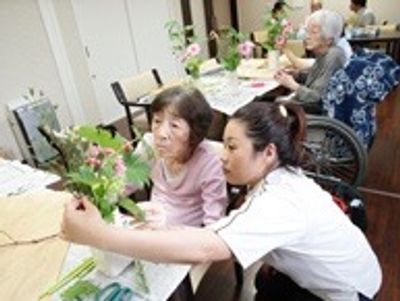 花を手にする利用者と職員
