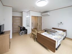 広々した明るい居室