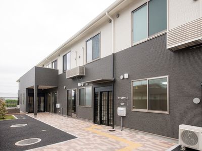 施設のモダンな外観