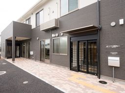 モダンな施設外観