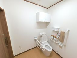 落ち着いた白のトイレ