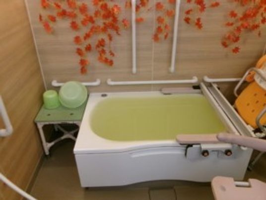 明るい浴槽のある浴室  