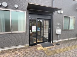 落ち着いた色合いの入り口