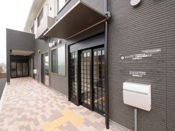 モダンな建物のエントランス