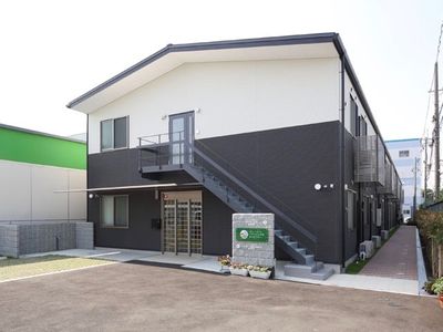 明るい外観の建物正面