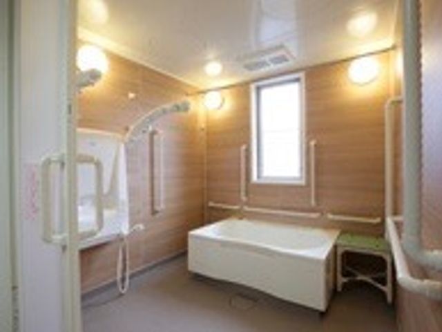 明るく清潔な浴室 浴室 安全に配慮された手すりや広々としたスペースがあり、安心してご利用いただける浴室です。
