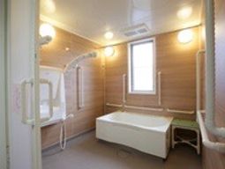 明るいバリアフリー浴室